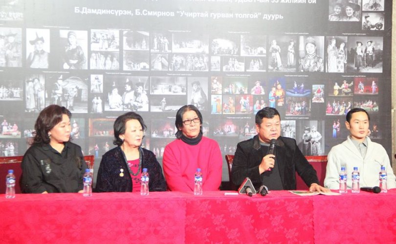 “Учиртай гурван толгой”-д үе үеийн уран бүтээлчид тоглоно